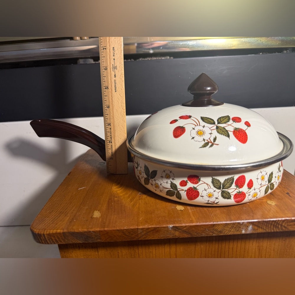 Strawberries n’ Cream - Cream Strawberry-Print Covered Saucepan - Home Kitchen - Picture 3 of 8